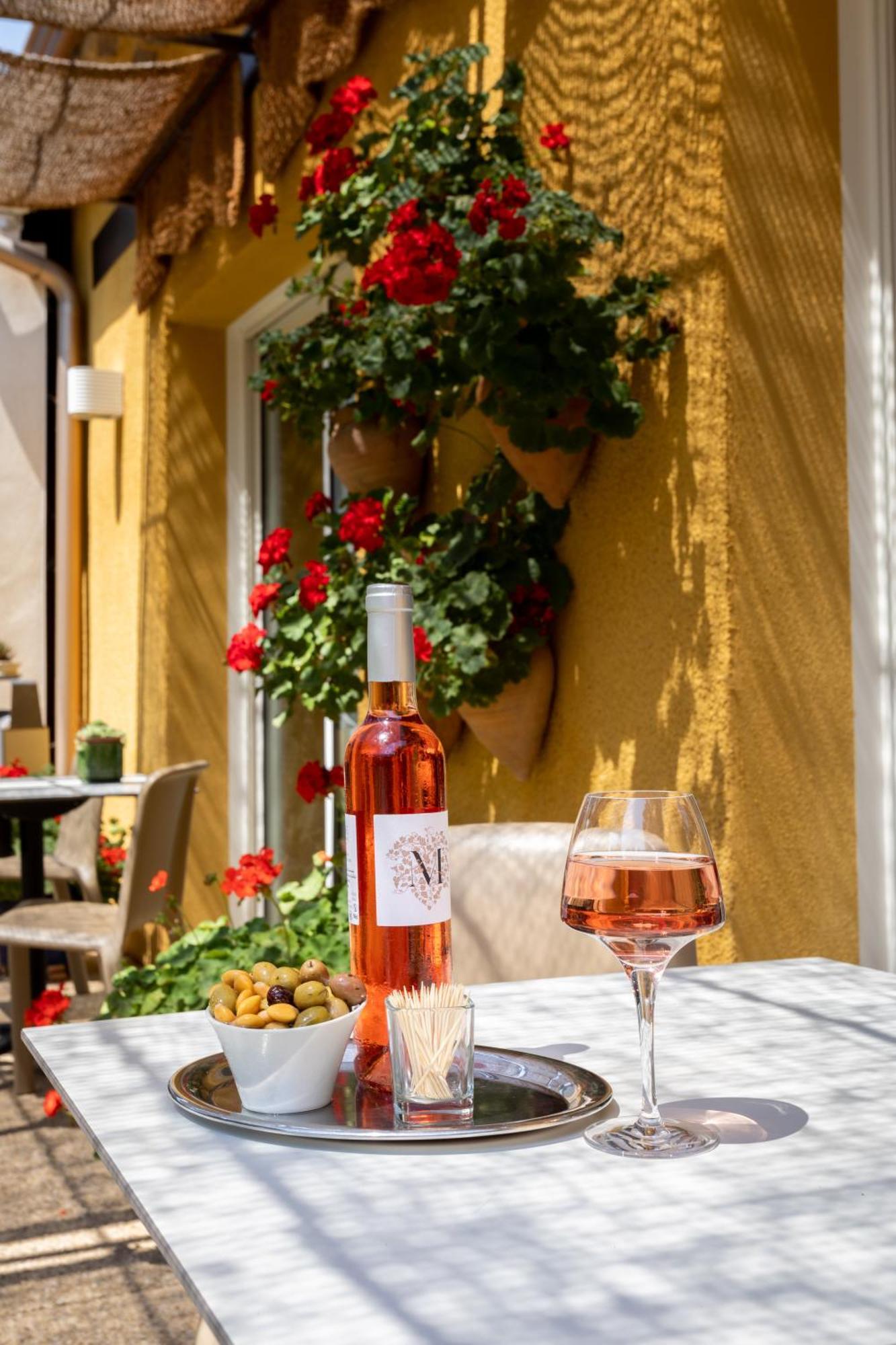 Logis La Bastide De Grignan Hotel & Restaurant "La Chenaie" Екстер'єр фото