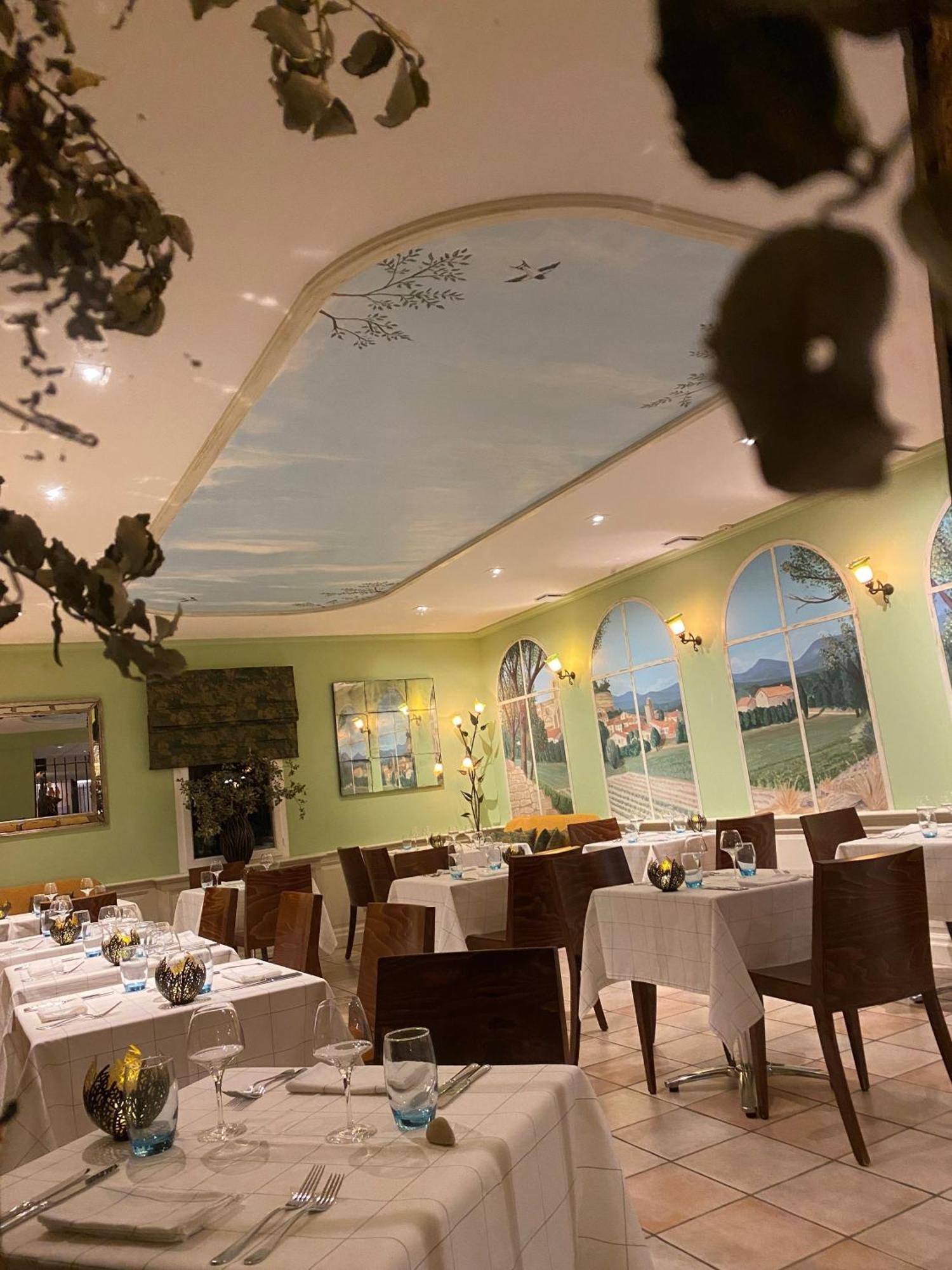 Logis La Bastide De Grignan Hotel & Restaurant "La Chenaie" Екстер'єр фото