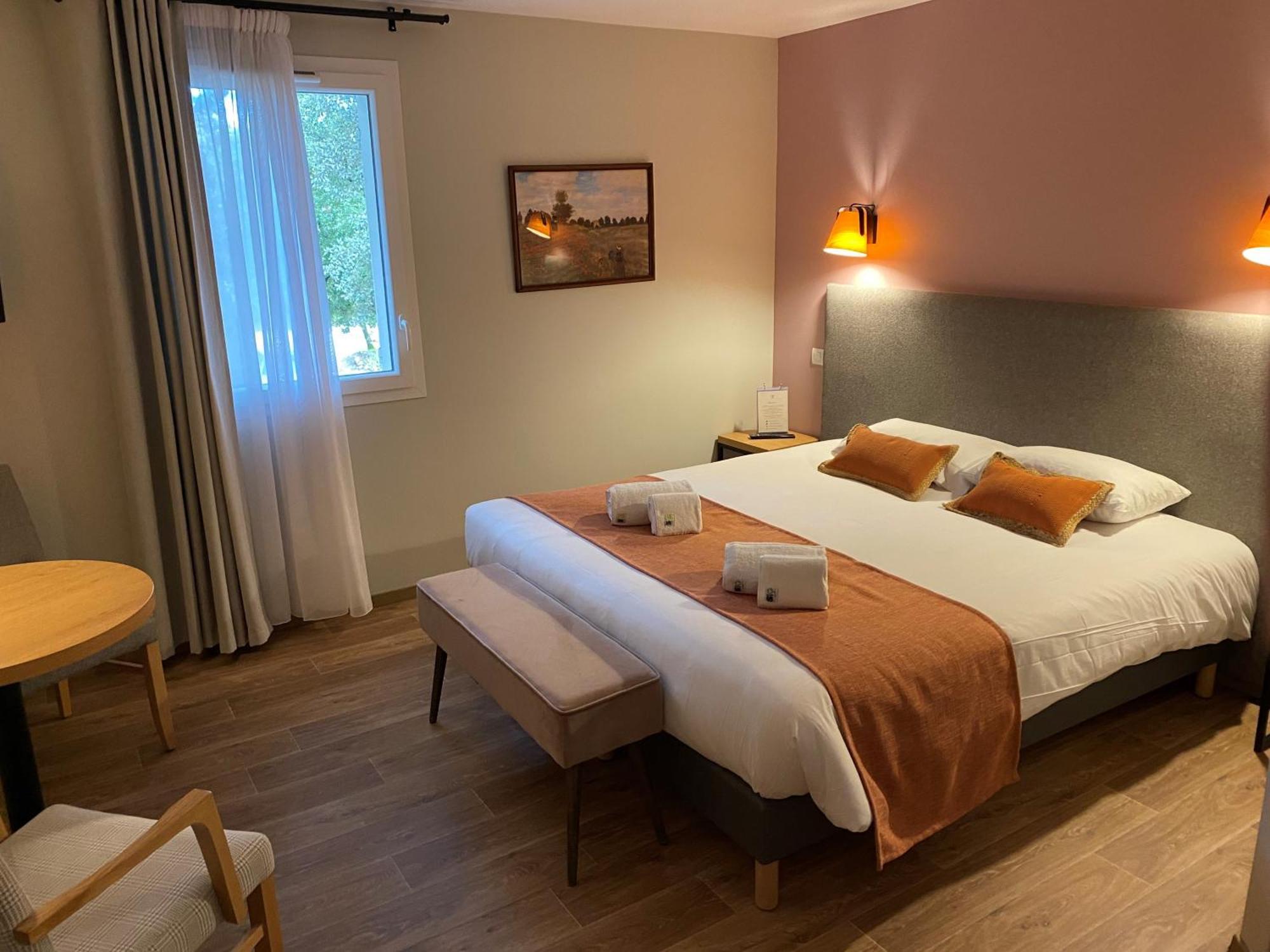 Logis La Bastide De Grignan Hotel & Restaurant "La Chenaie" Екстер'єр фото